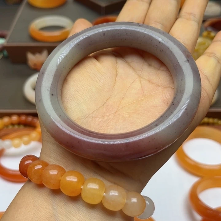 顺****未镶嵌手镯石英质玉