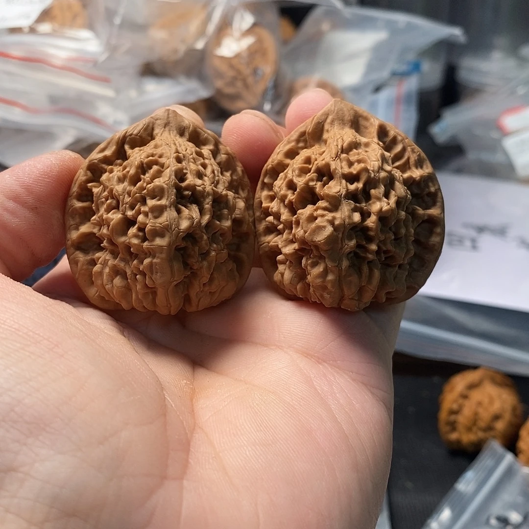 1文玩核桃麒麟纹40-509