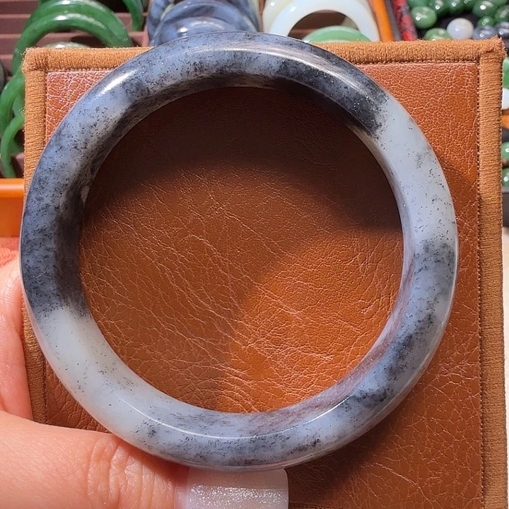 南***手和田玉未镶嵌手镯