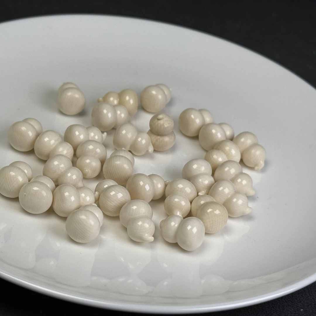 A120天然猛犸牙 小葫芦雕刻 约10x13mm 多样性发货发1颗