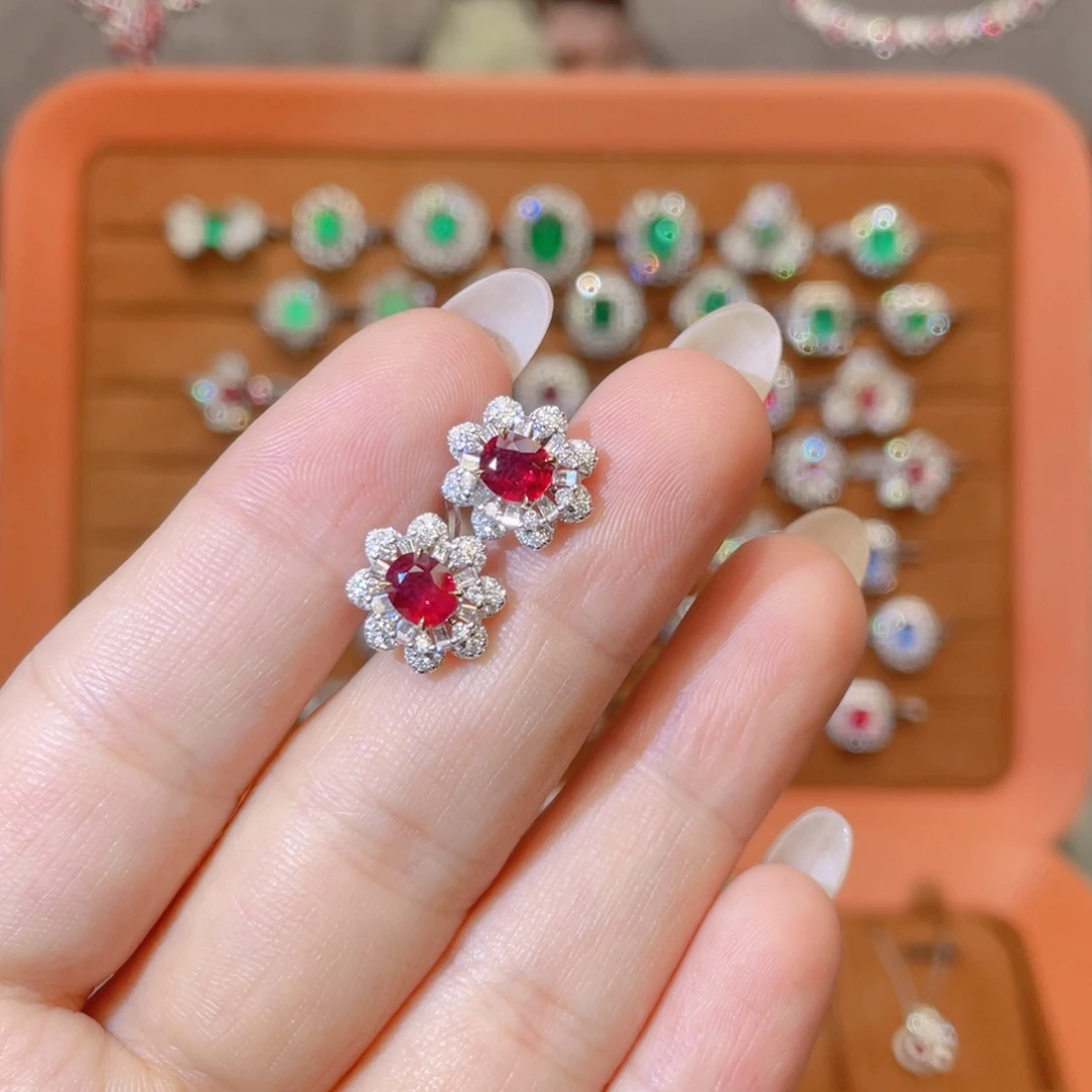 红宝石18K金镶嵌耳钉无烧1.36