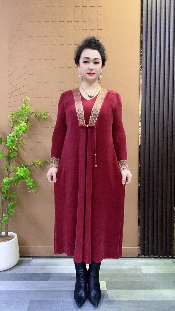 早春季新款妈妈装连衣裙南韩百褶裙中老年大码复古风高档裙子