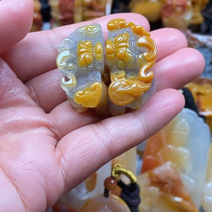 嘚***嘚石英质玉（黄龙玉）合金颈饰