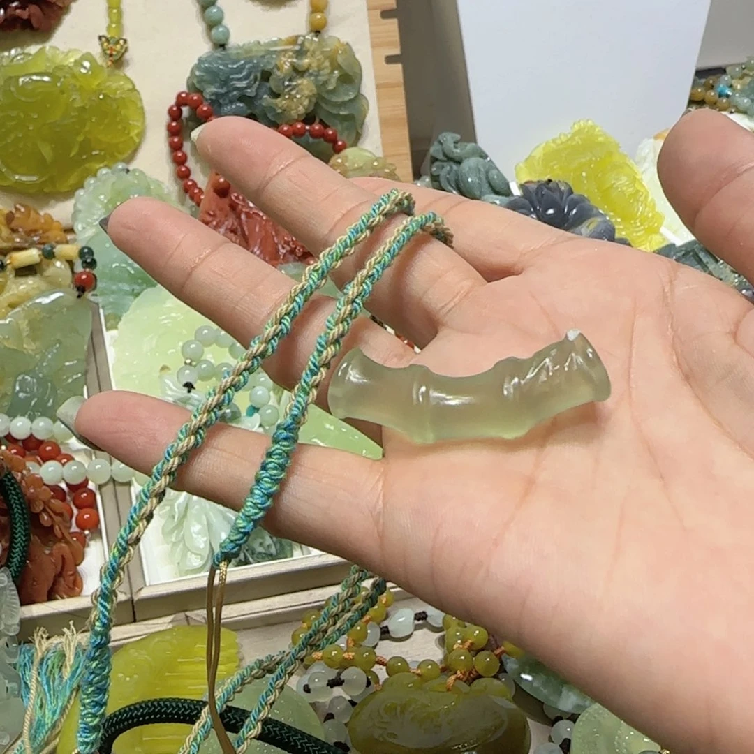 未镶嵌蛇纹石玉吊坠