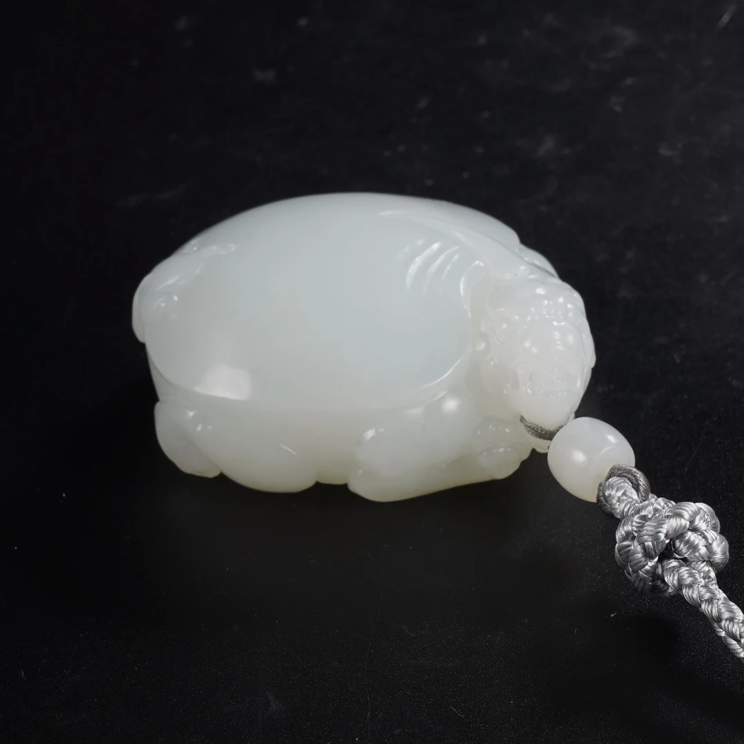 lot12和田羊脂白龙龟把件/保利拍卖