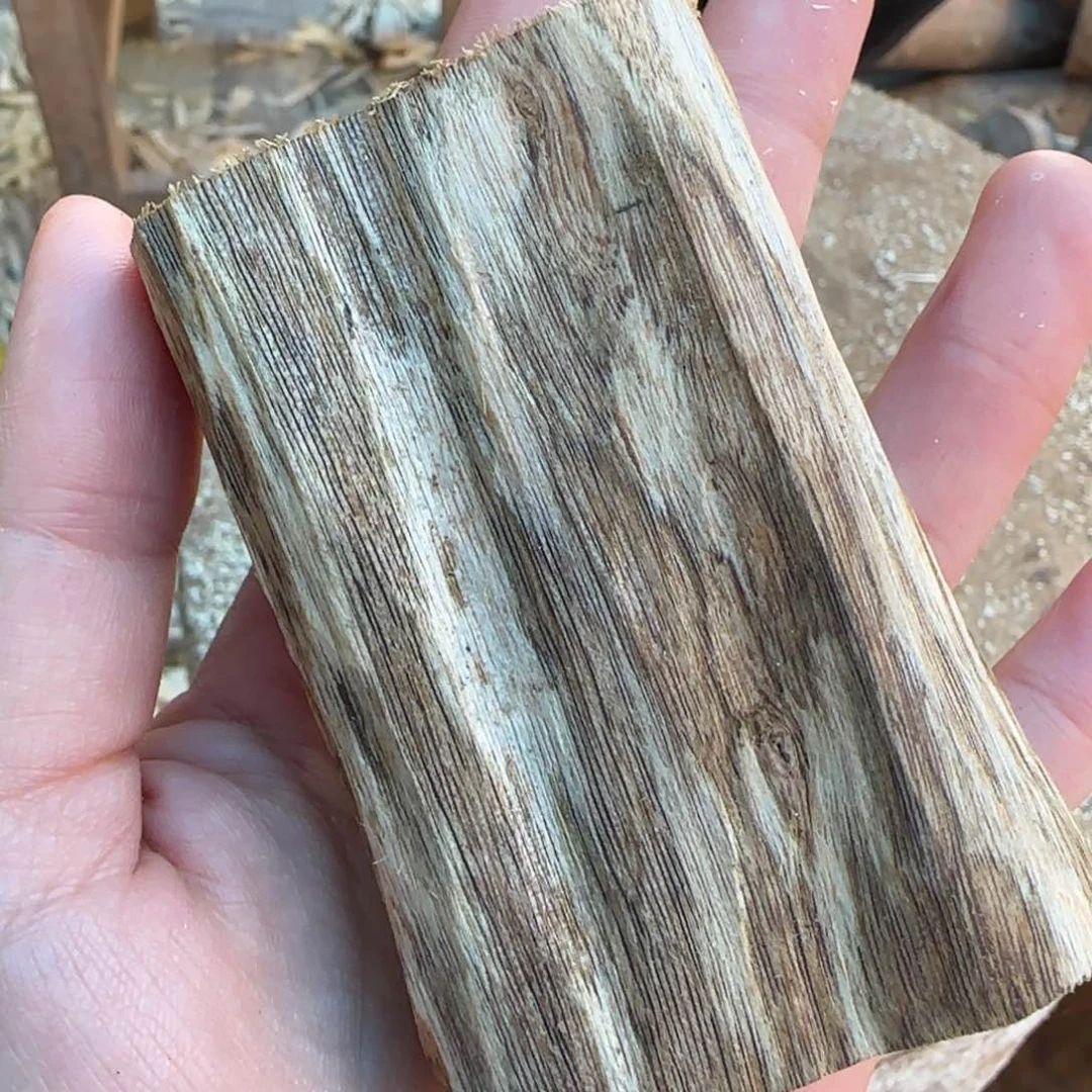 树脂制品黄奇号奇楠原木牌子一个