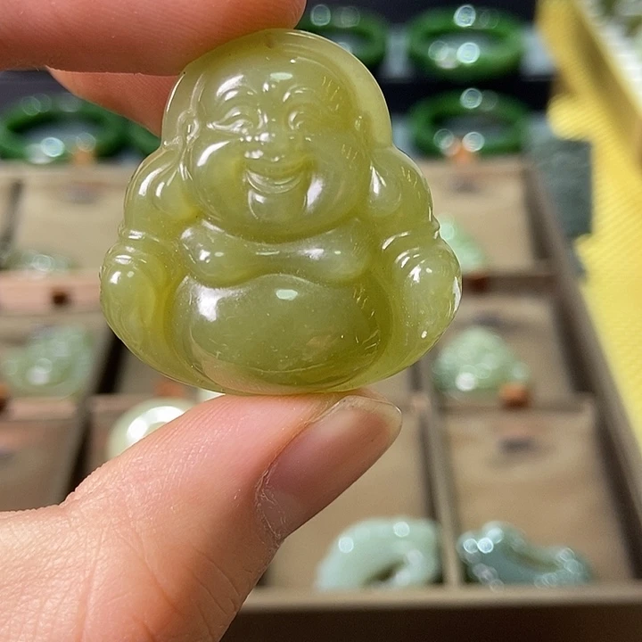 子***菱和田玉未镶嵌颈饰