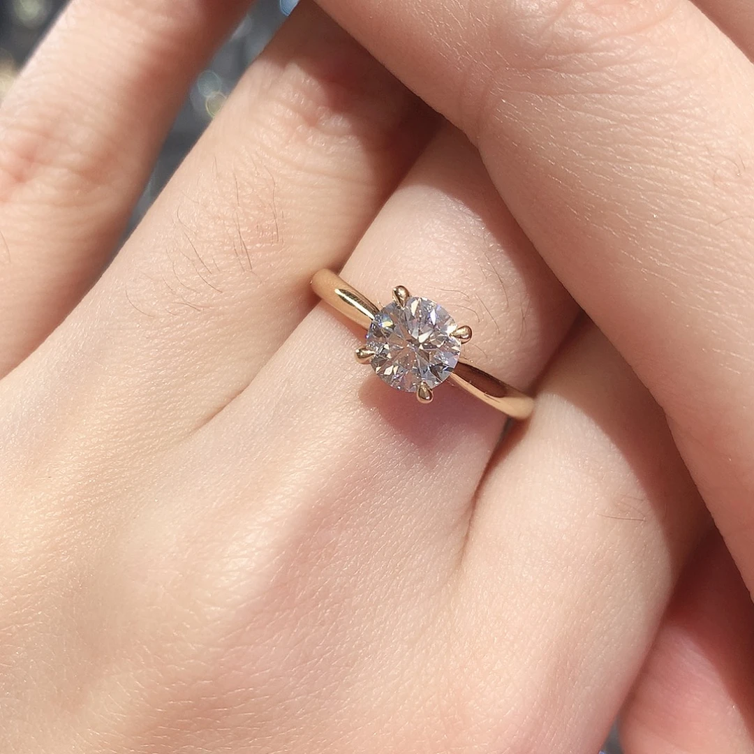 18K金镶嵌合成钻石1克拉四爪