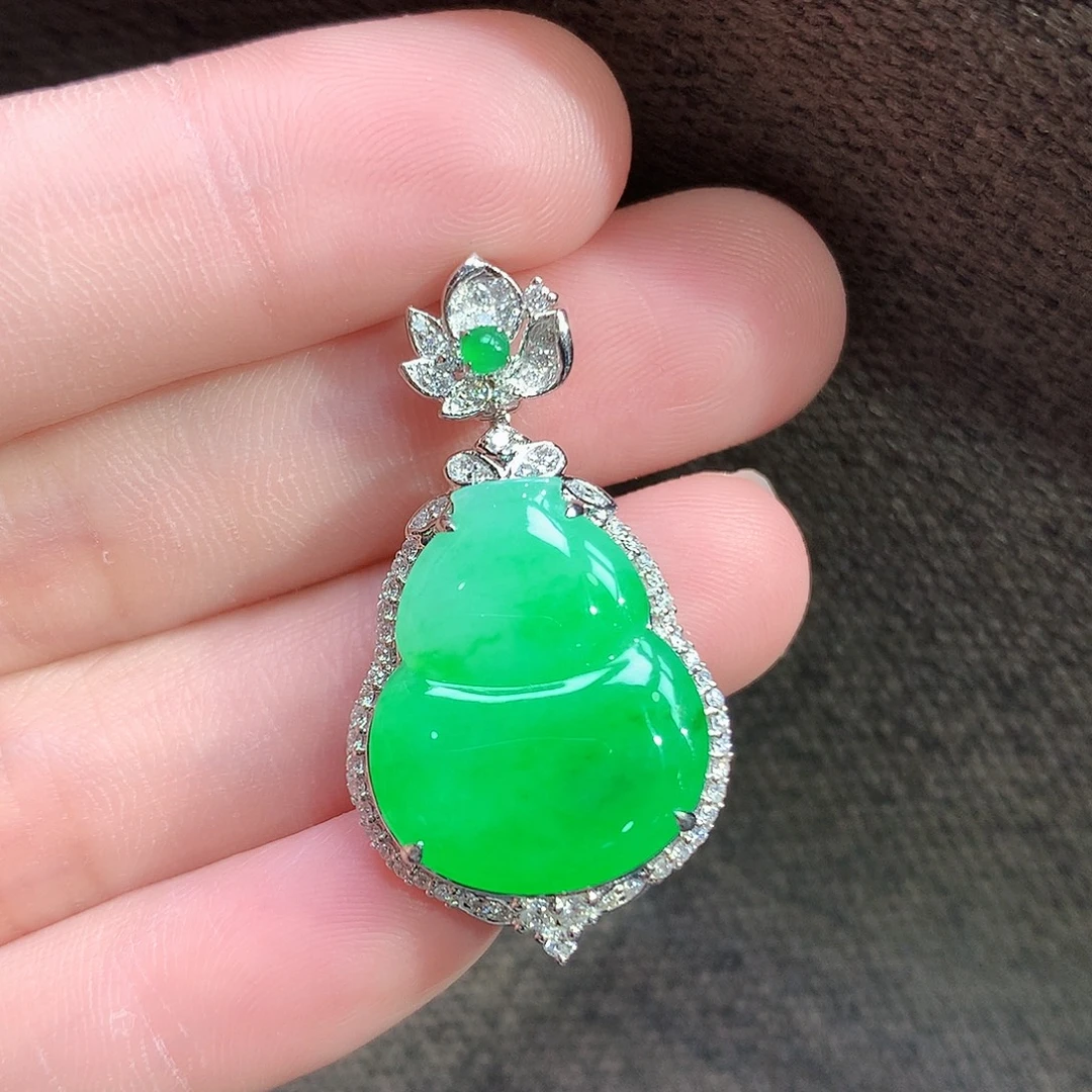 颈饰18K金镶嵌翡翠