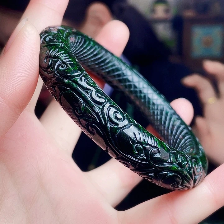 翡翠未镶嵌颈饰多样性
