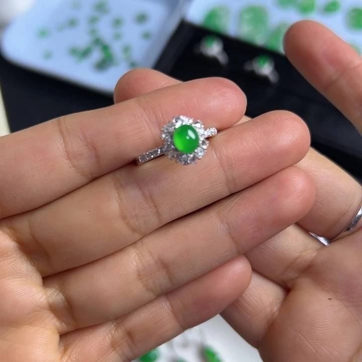 翡翠吊坠(不含链)18K金镶嵌绿蛋