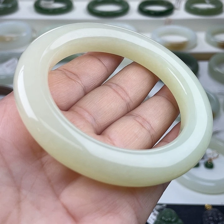 和田玉未镶嵌手镯