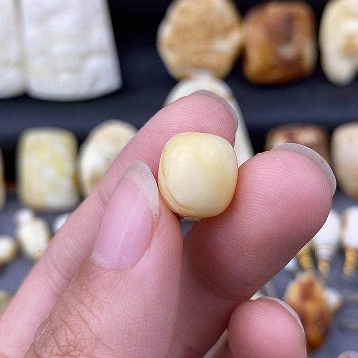 琥珀未镶嵌裸石11.9单珠q1