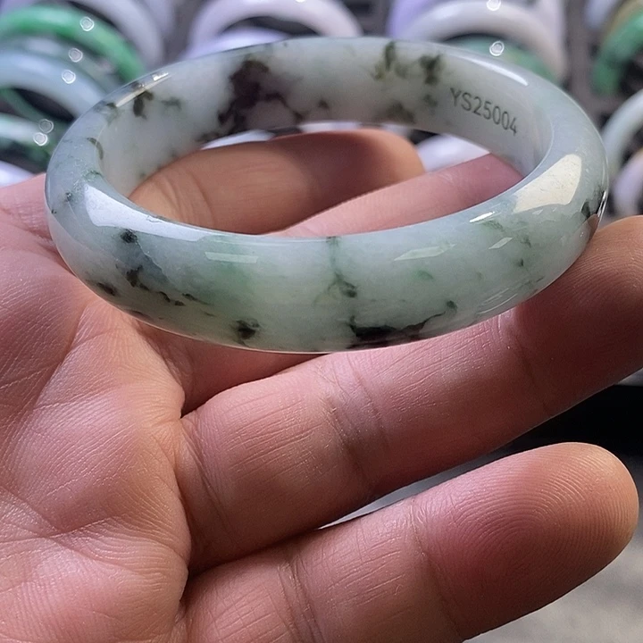 翡翠未镶嵌手镯7、正