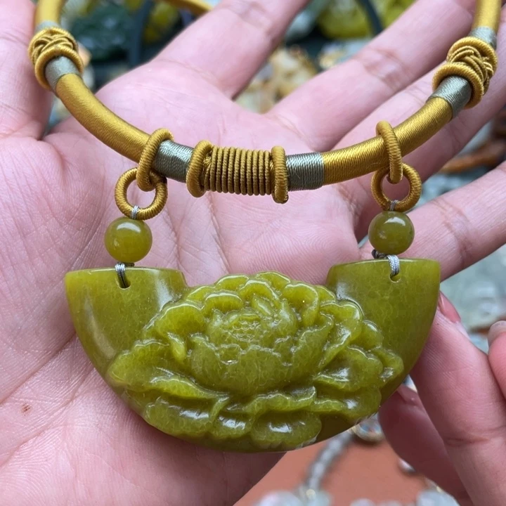 蛇纹石玉未镶嵌颈饰