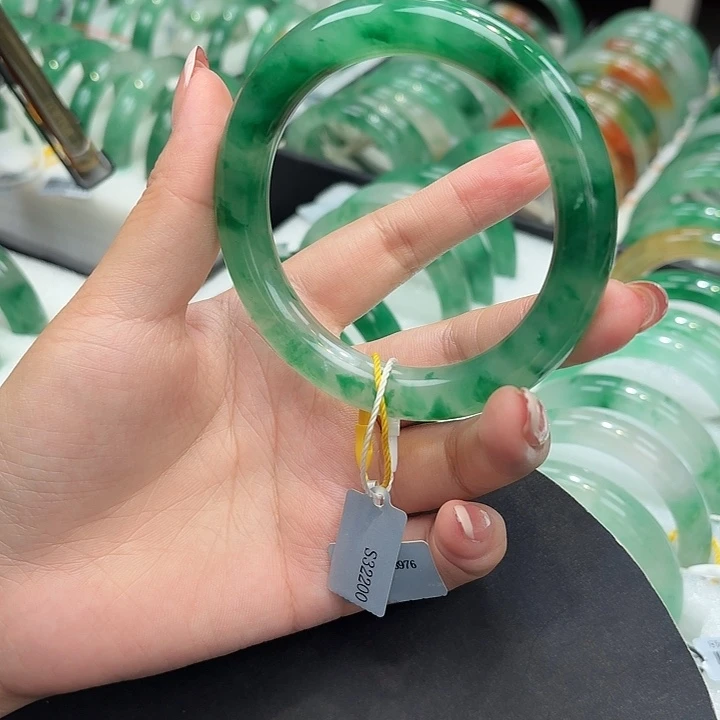 石英质玉（非洲翠）手镯未镶嵌