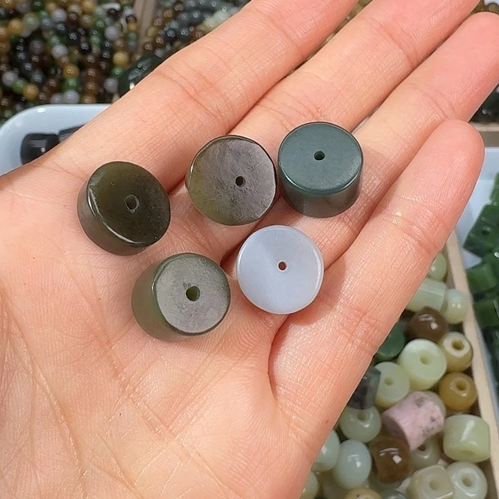 和田玉（糖玉）未镶嵌颈饰一组5个