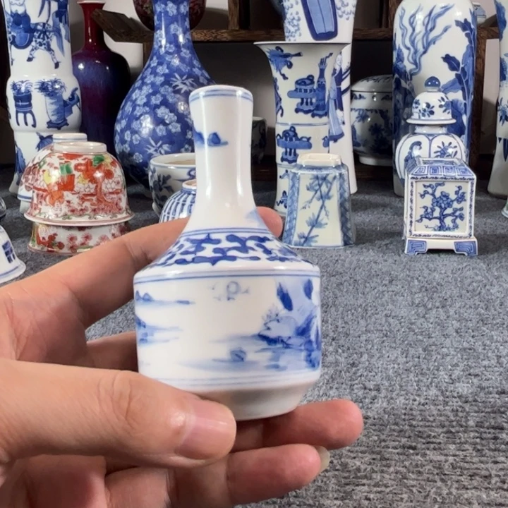 廊***店摆件一个青花的小瓶子