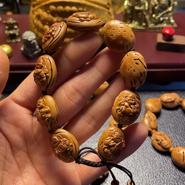 大桃核雕刻瑕疵弥勒
