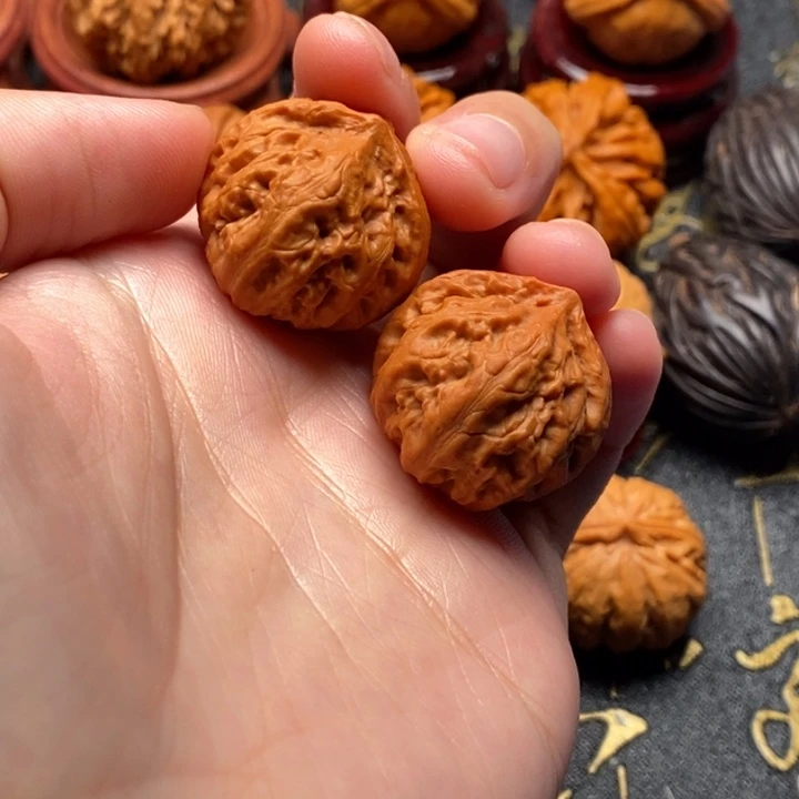 文玩核桃吊坠珊瑚纹