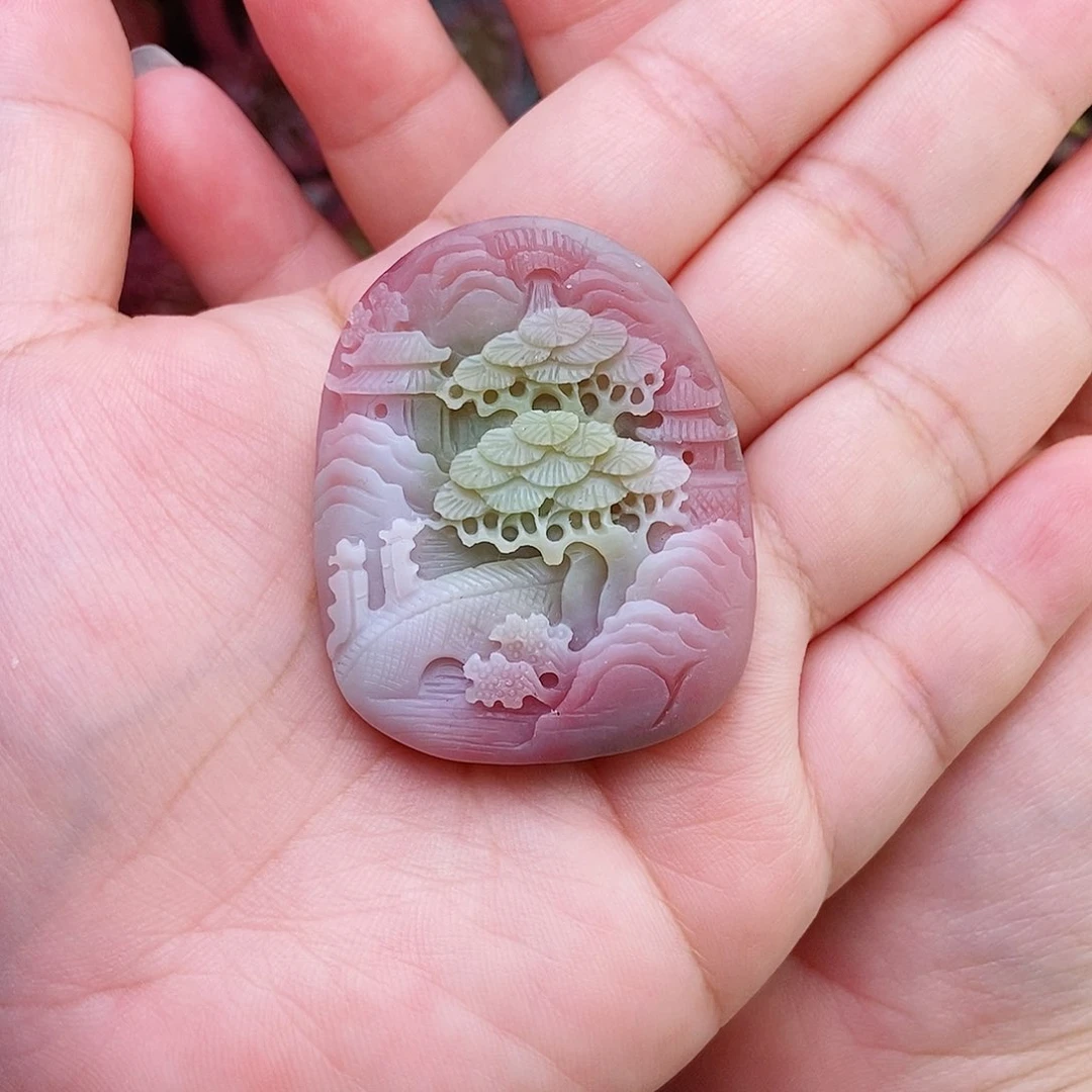 颈饰未镶嵌石英质玉（盐源）心