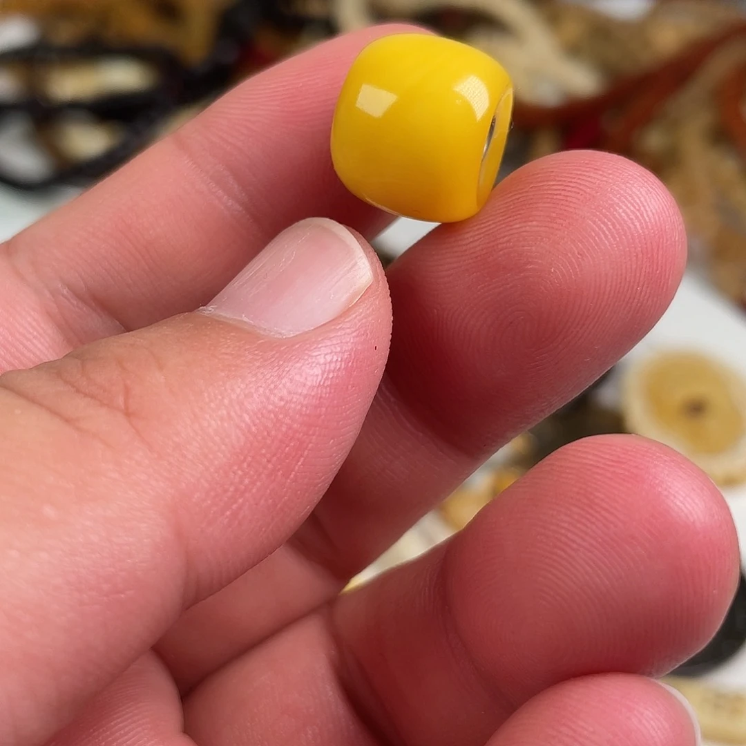 鸡油黄老藏蜡珠子