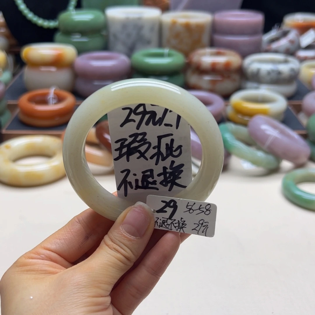 未镶嵌手镯石英岩玉