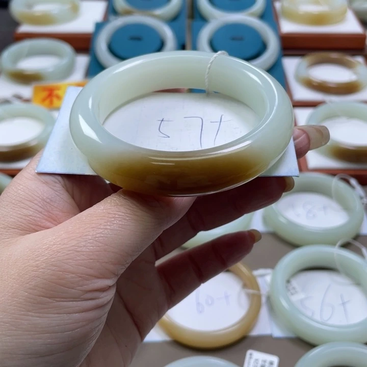 和田玉手镯未镶嵌