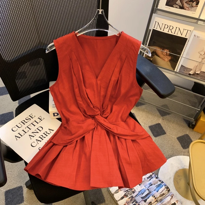 法式红色扭结v领亚麻背心女2025夏款压褶无袖衬衫遮肚子裙摆上衣