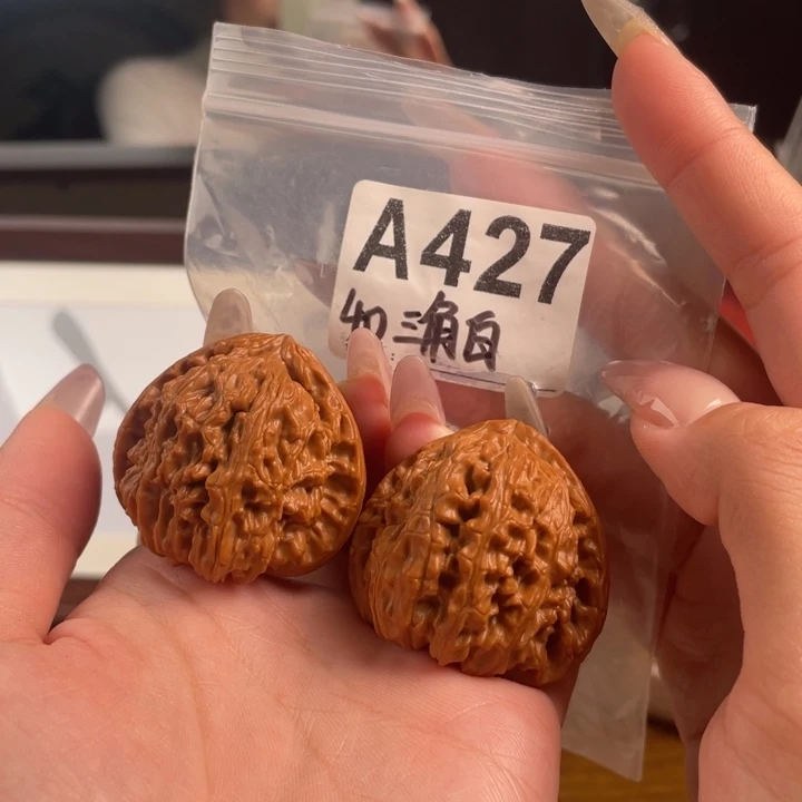 40三角白文玩核桃