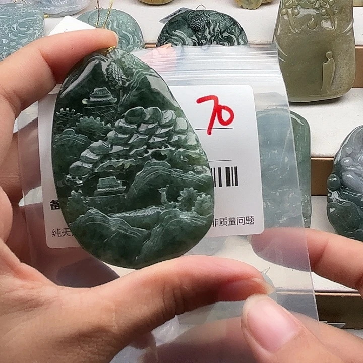 翡翠未镶嵌颈饰挂件