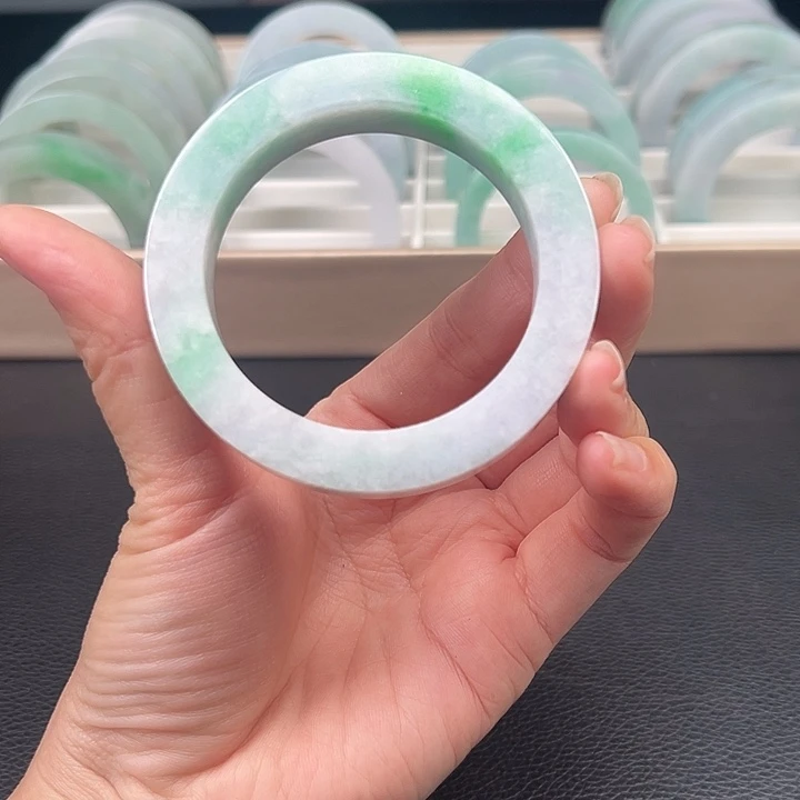 定制翡翠未镶嵌手镯