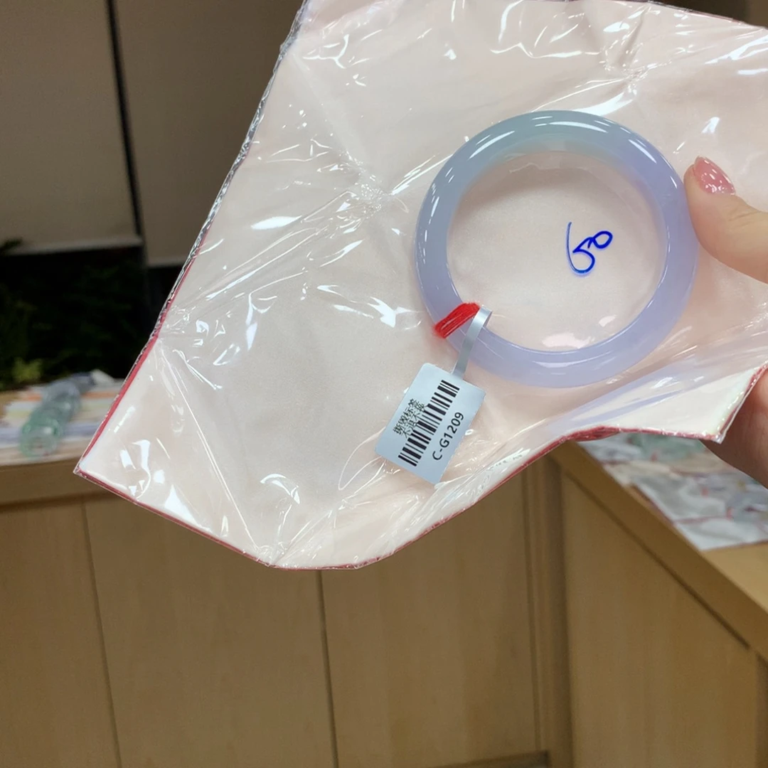 翡翠手镯未镶嵌不退不换