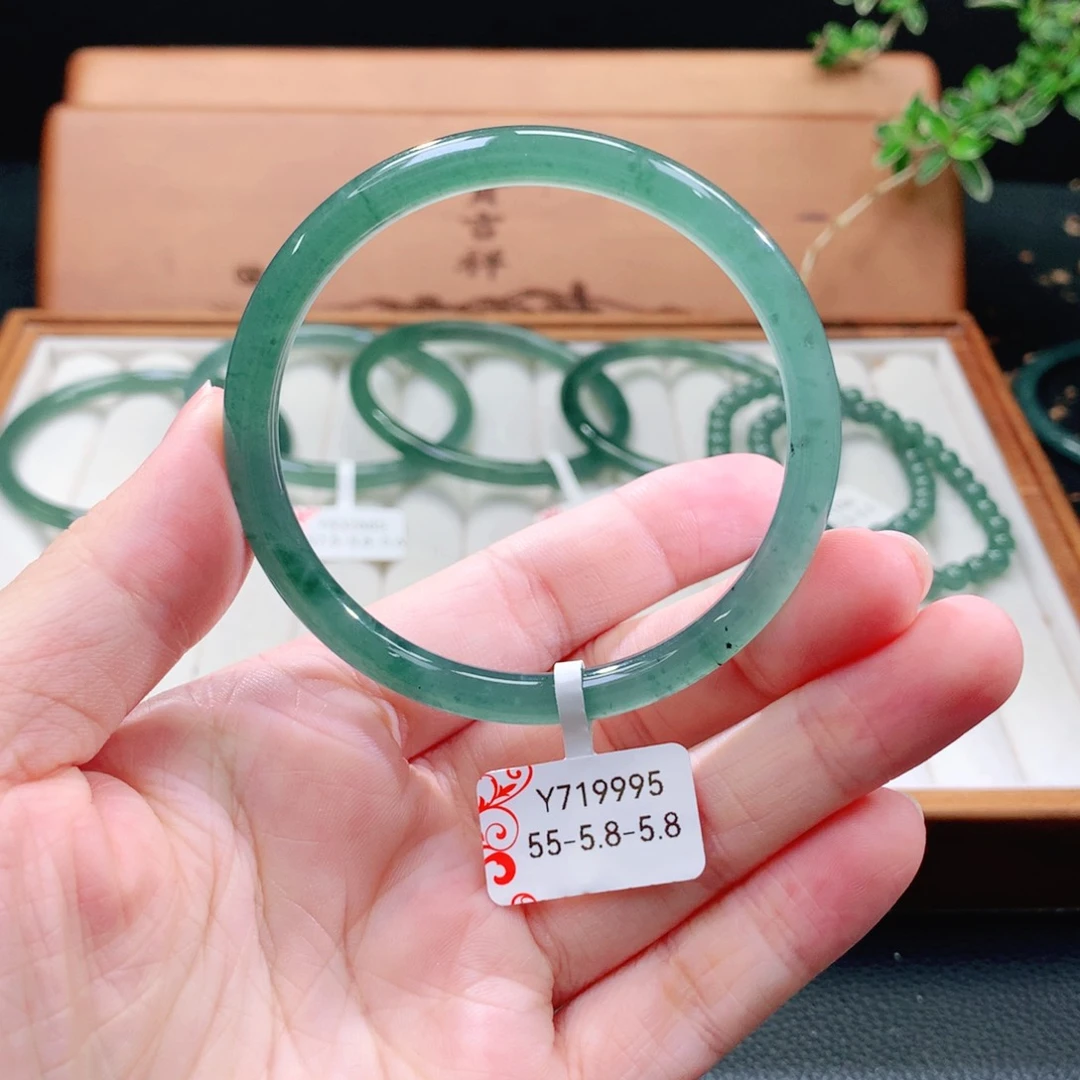 翡翠手镯（圆镯）未镶嵌