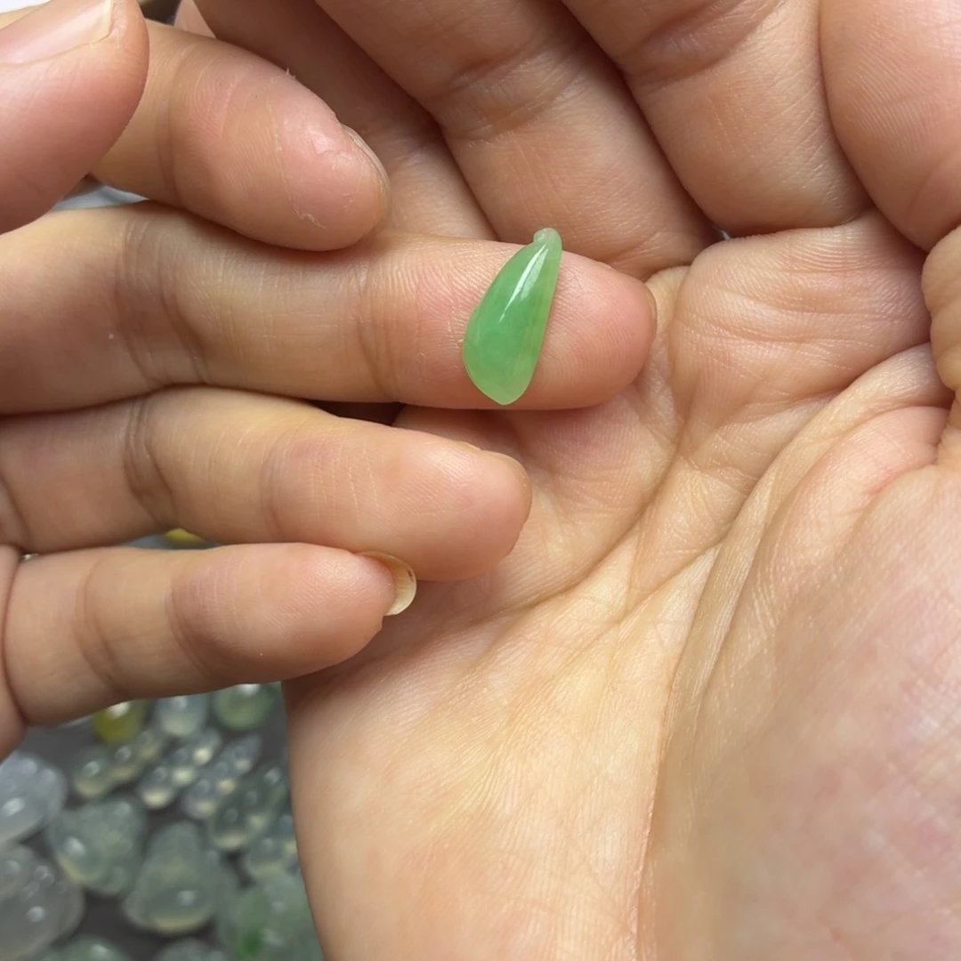 翡翠未镶嵌颈饰小绿瓜