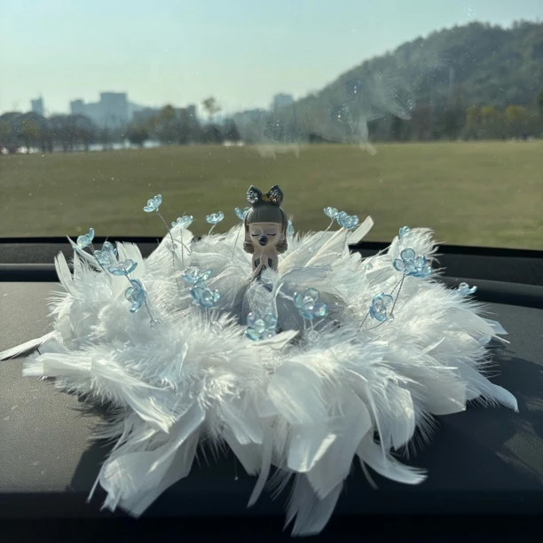 花花羽毛垫梦幻香薰摆件女生汽车香氛装饰网红车饰车内装饰