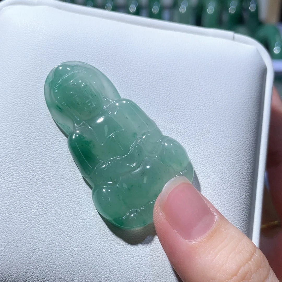 颈饰未镶嵌石英质玉（非洲翠）