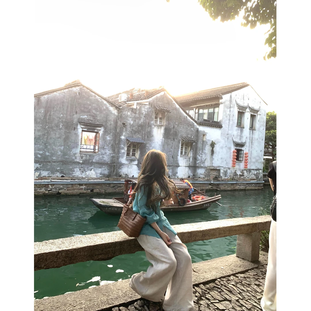2025夏季新款法式湖水蓝V领木耳边设计感衬衫女百搭休闲裤两件套