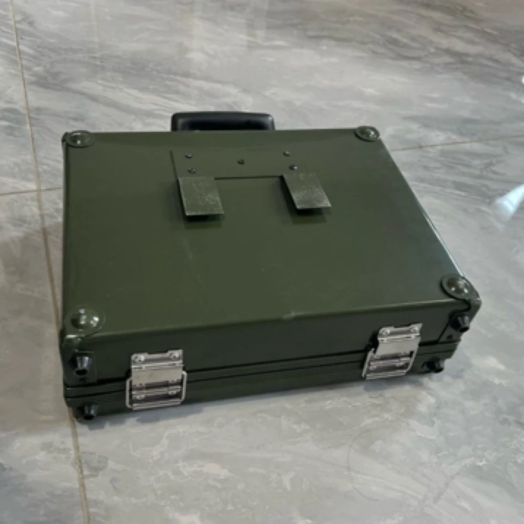 【946】绿色小铝箱（30*23*9.5）（内里1把剪刀+部分内物）