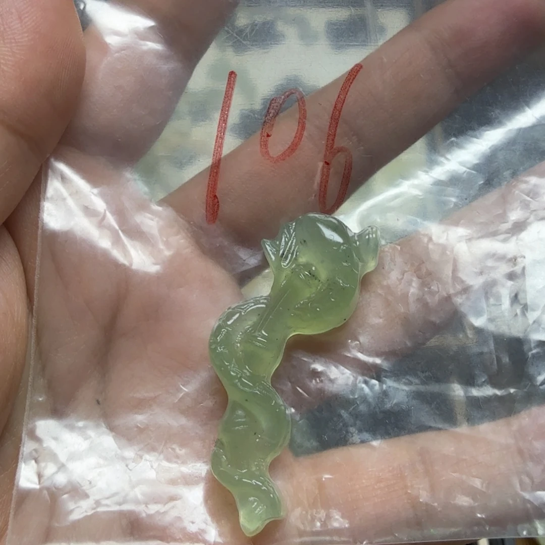 透闪石-蛇纹石玉吊坠未镶嵌