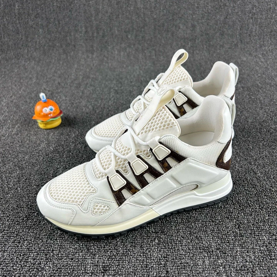 95新 LouisVuitton/路易威登 白色老花运动鞋37码 HB4277