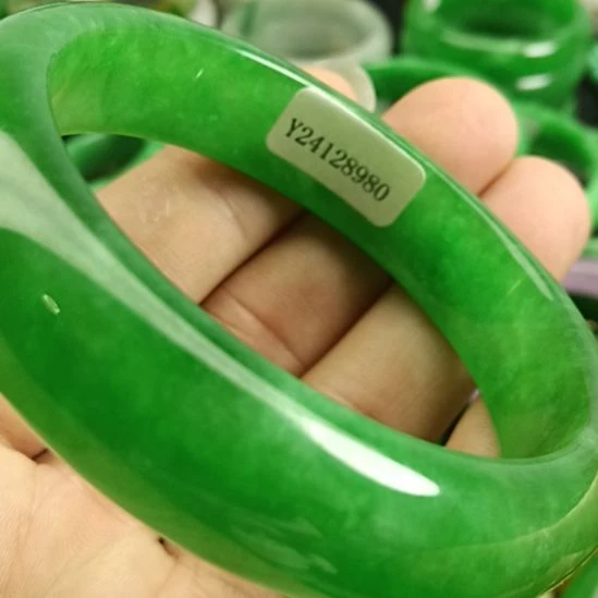 翡翠颈饰未镶嵌飞*