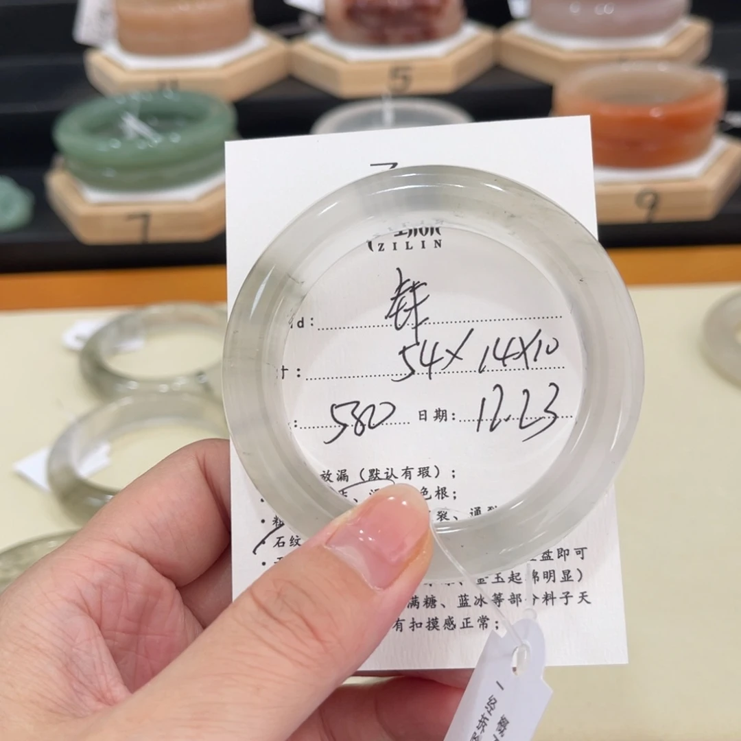 未镶嵌手镯石英质玉钱****?