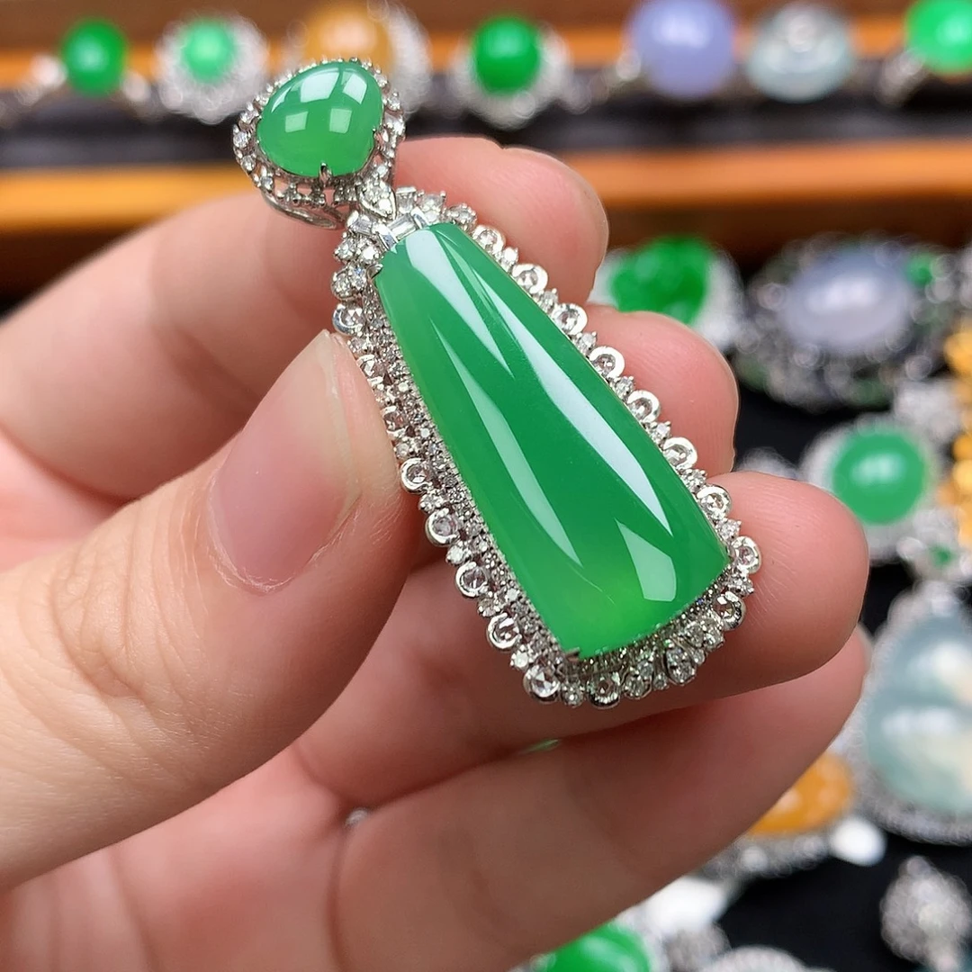 翡翠18K金镶嵌颈饰