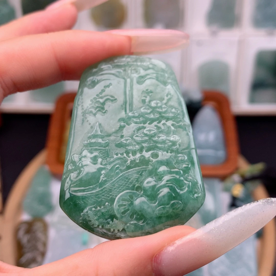 翡翠未镶嵌颈饰山水