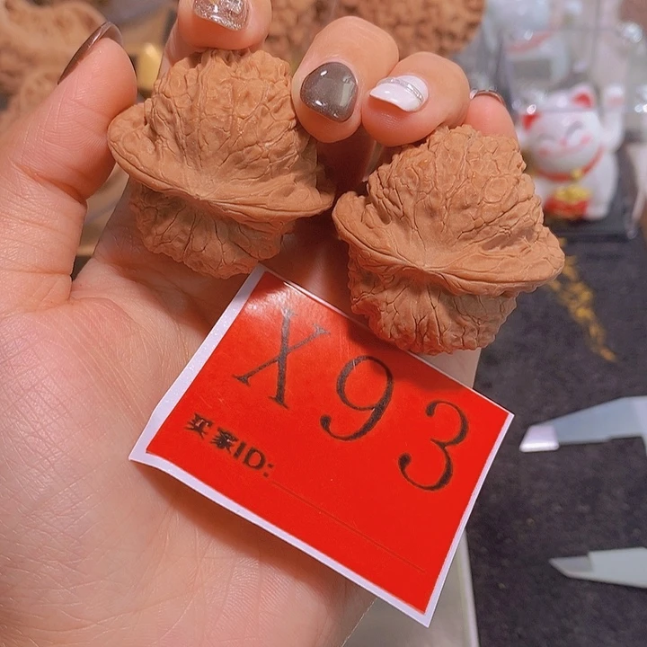 文玩核桃吊坠血麒麟40