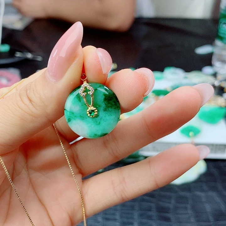 翡翠未镶嵌吊坠(赠链)