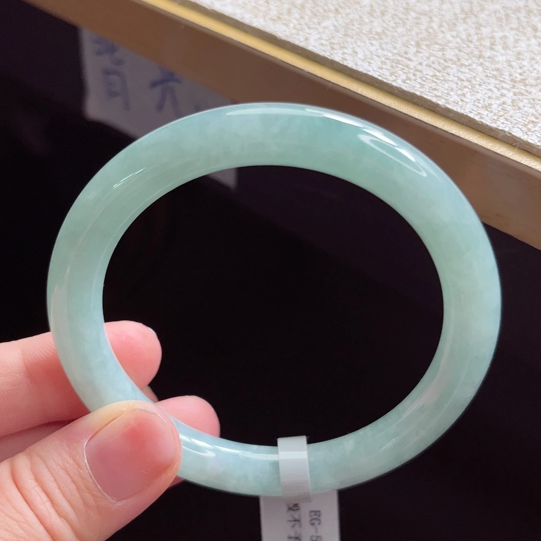 翡翠手镯未镶嵌手镯