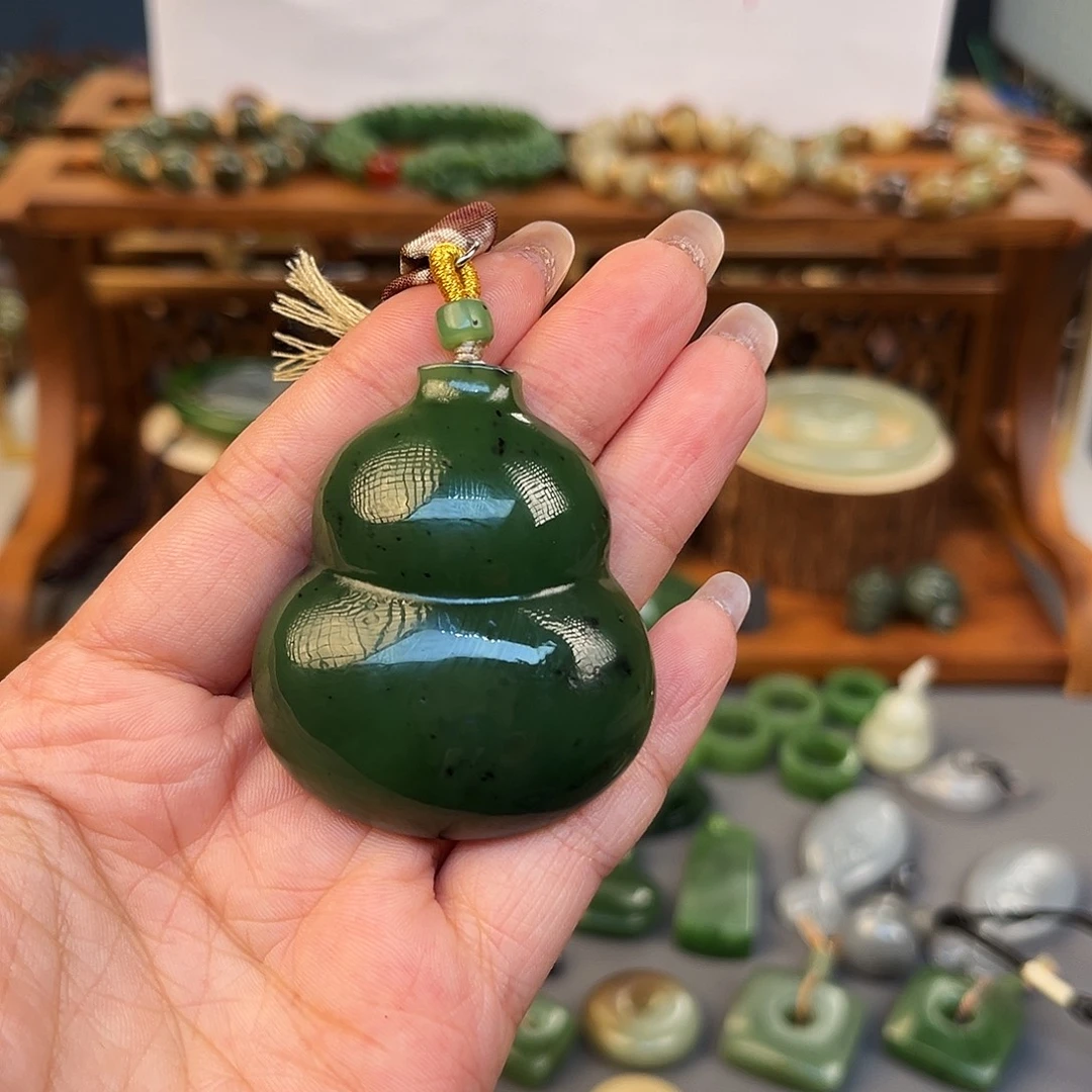 自***渡和田玉（糖玉）未镶嵌颈饰