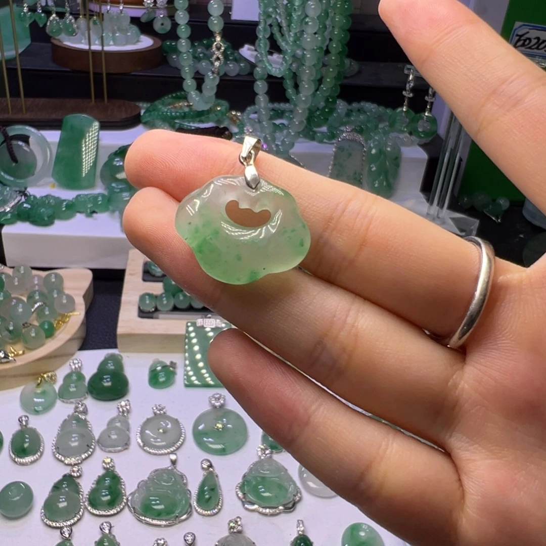 颈饰未镶嵌石英质玉（非洲翠）
